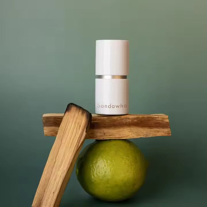 SANDAWHA Remember Perfume Balm 5.6g, baume parfumé de la marque sur bois et agrume, fond vert doux