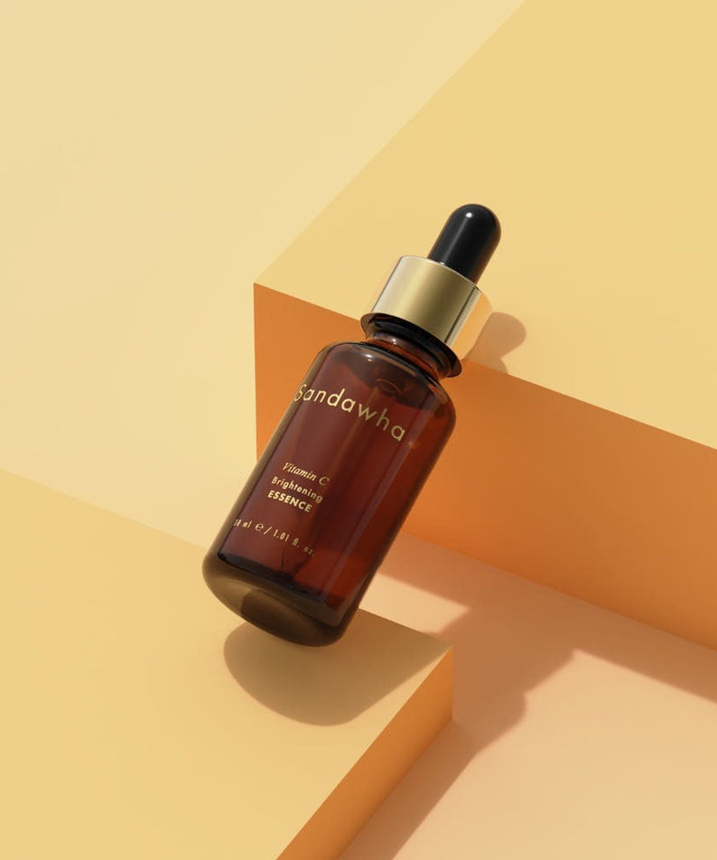 SANDAWHA Vitamin C Whitening Essence 30ml, flacon compte-gouttes sur décor géométrique, style solaire, marque SANDAWHA