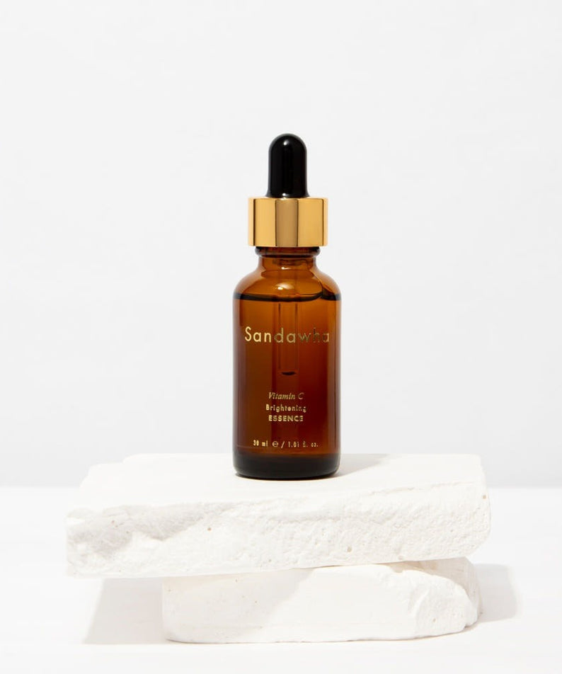 SANDAWHA Vitamin C Whitening Essence 30ml : flacon sérum sur socle blanc, marque visible, visuel épuré.