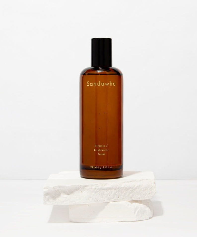 SANDAWHA Vitamin C Whitening Toner 150ml : flacon ambré sur fond blanc avec coton, marque Sandawha.
