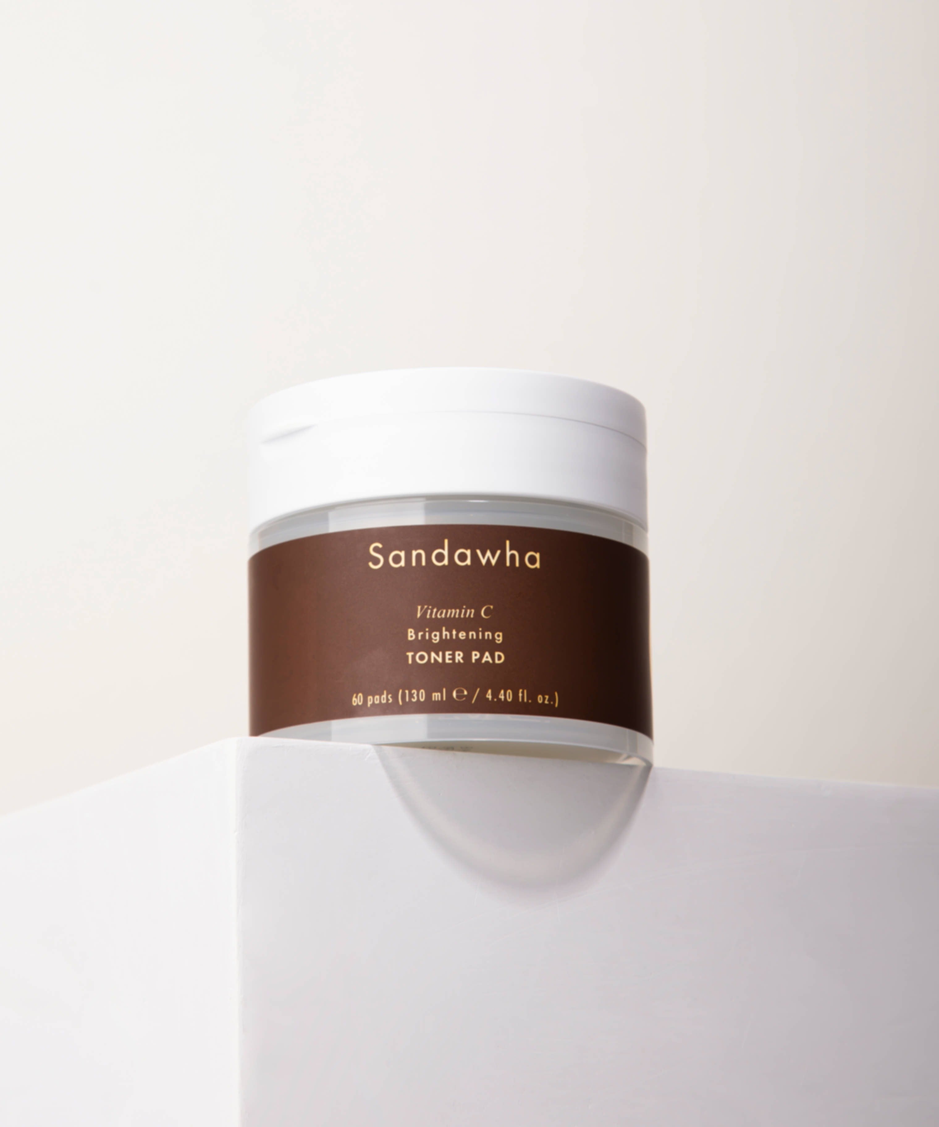 SANDAWHA Vitamin C Whitening Toner pad 60 Sheets, pot Sandawha sur fond clair, visuel beauté skincare en gros plan