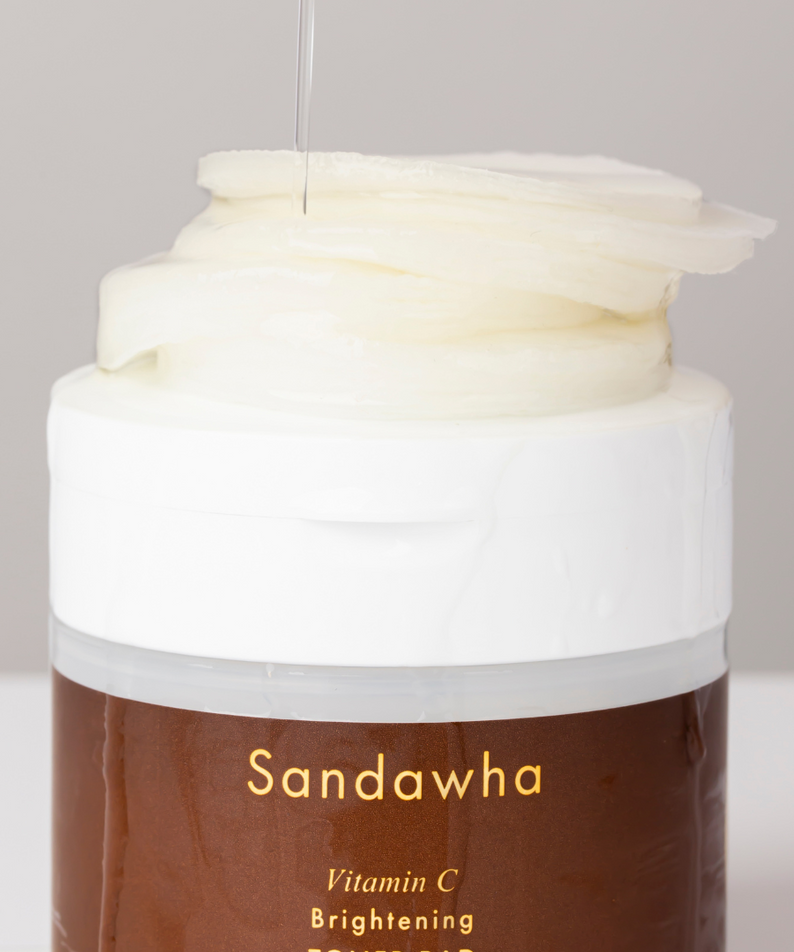 SANDAWHA Vitamin C Whitening Toner pad 60 Sheets, brand SANDAWHA, flacon blanc et pads, contexte salle de bain