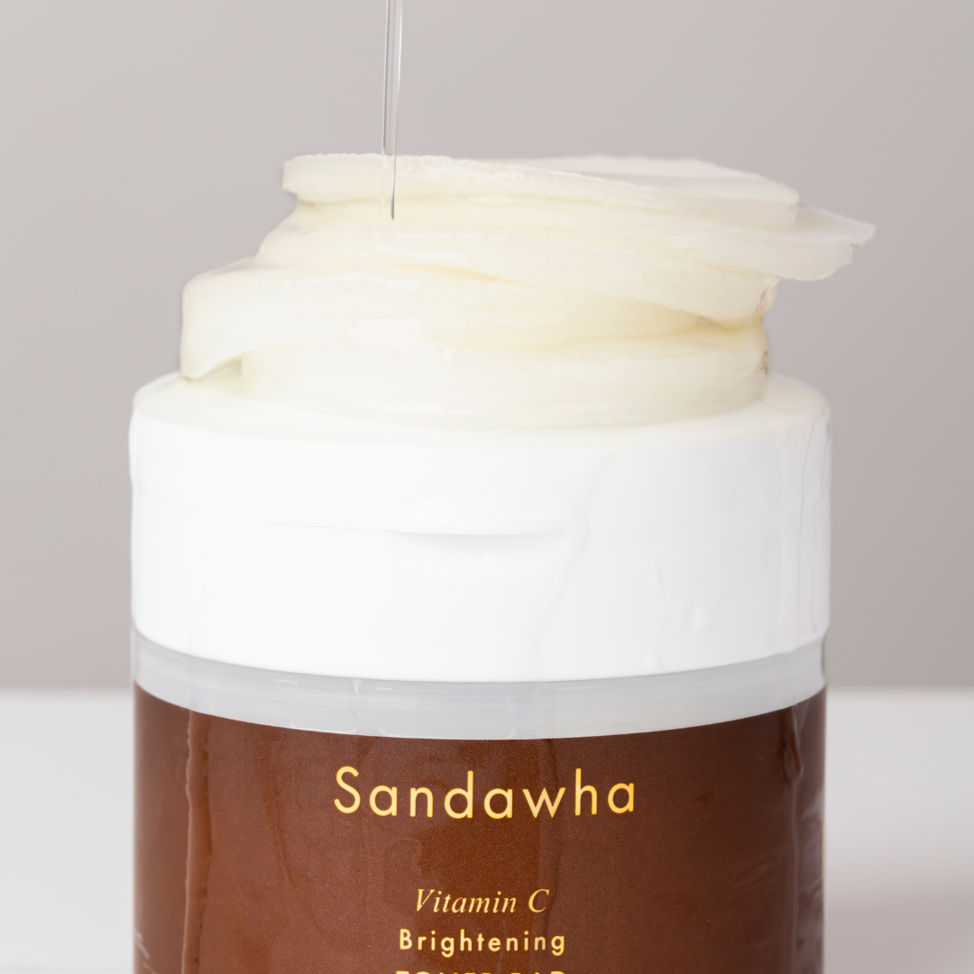 SANDAWHA Vitamin C Whitening Toner pad 60 Sheets, brand SANDAWHA, flacon blanc et pads, contexte salle de bain