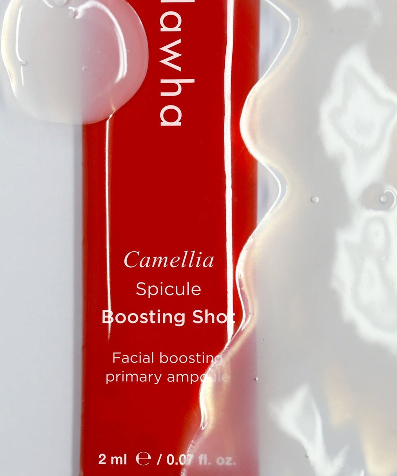 SANDAWHA Camellia Spicule Boosting Shot en tube rouge avec texture hydratante, soin visage révolutionnaire pour un éclat radieux.