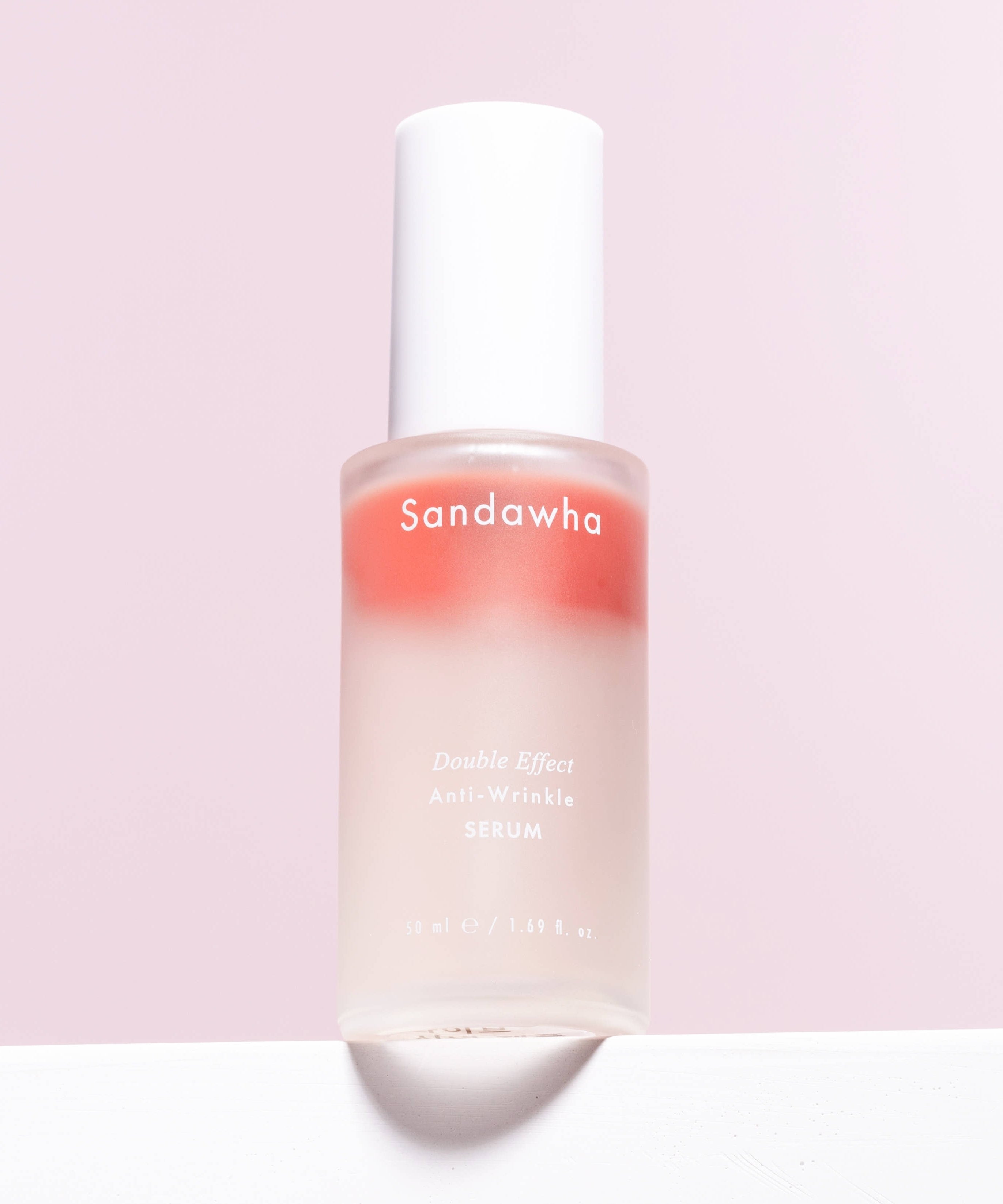 SANDAWHA Double Effect Anti Wrinkle Serum 50ml, soin anti-âge efficace sur fond rose élégant