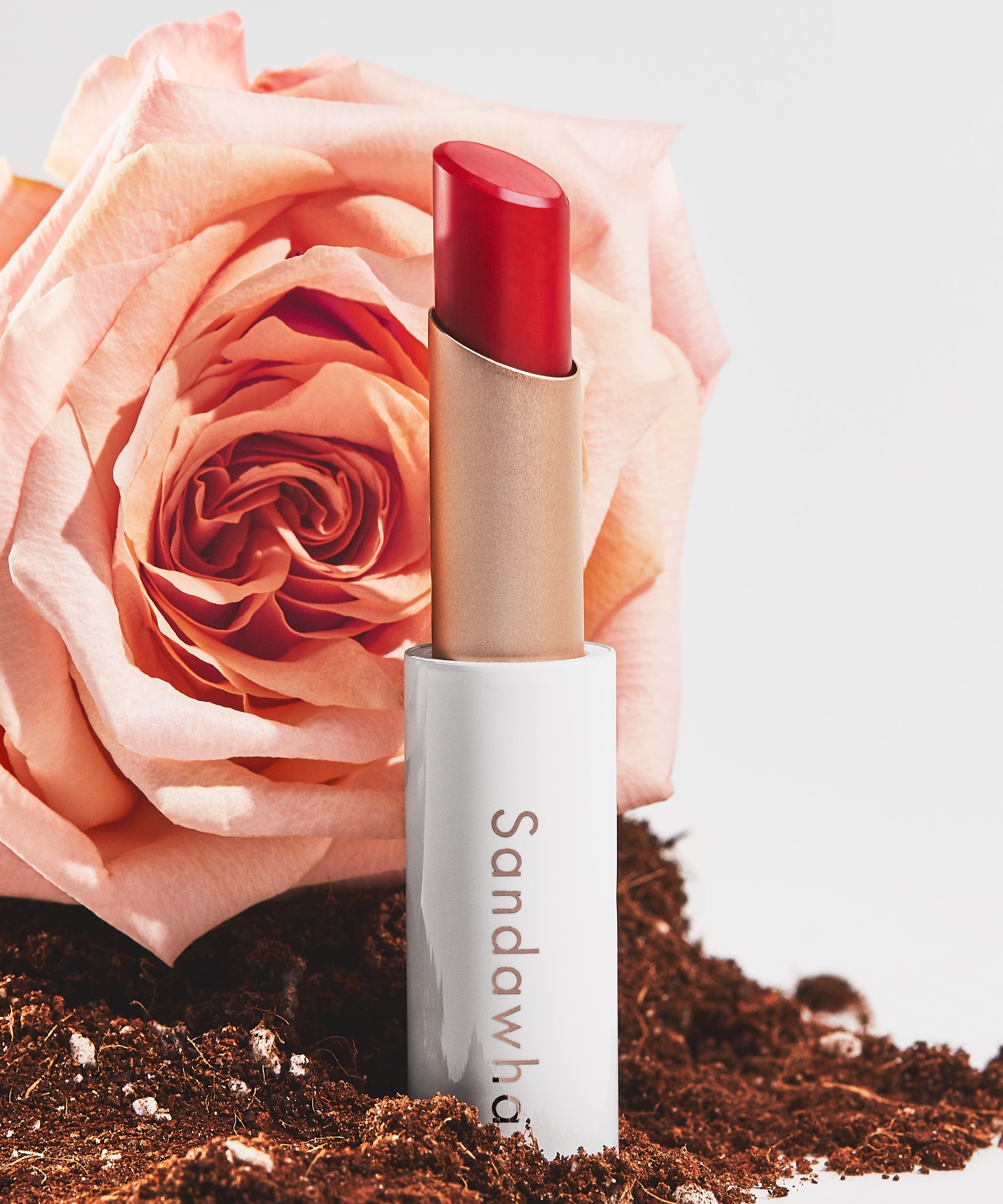 SANDAWHA Floral Halo Lip Glow avec un rose en fond, rouge à lèvres naturel et élégant.