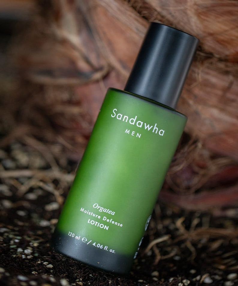 Lotion pour hommes SANDAWHA For Men Orgatea Moiture Defense Lotion 120ml sur fond naturel, flacon vert élégant.