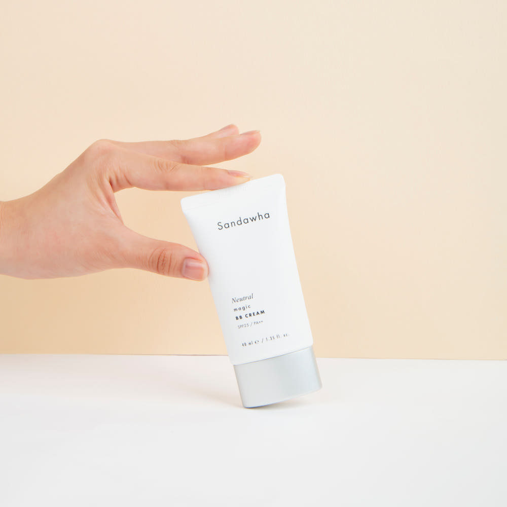 SANDAWHA Neutral Magic BB Cream SPF25 PA++ 40ml de la marque Sandawha, tube tenu en main sur fond clair.