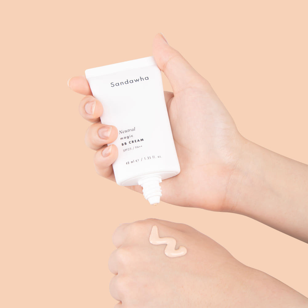 SANDAWHA Neutral Magic BB Cream SPF25 PA++ 40ml : tube tenu en main, crème appliquée, fond beige, contexte beauté.