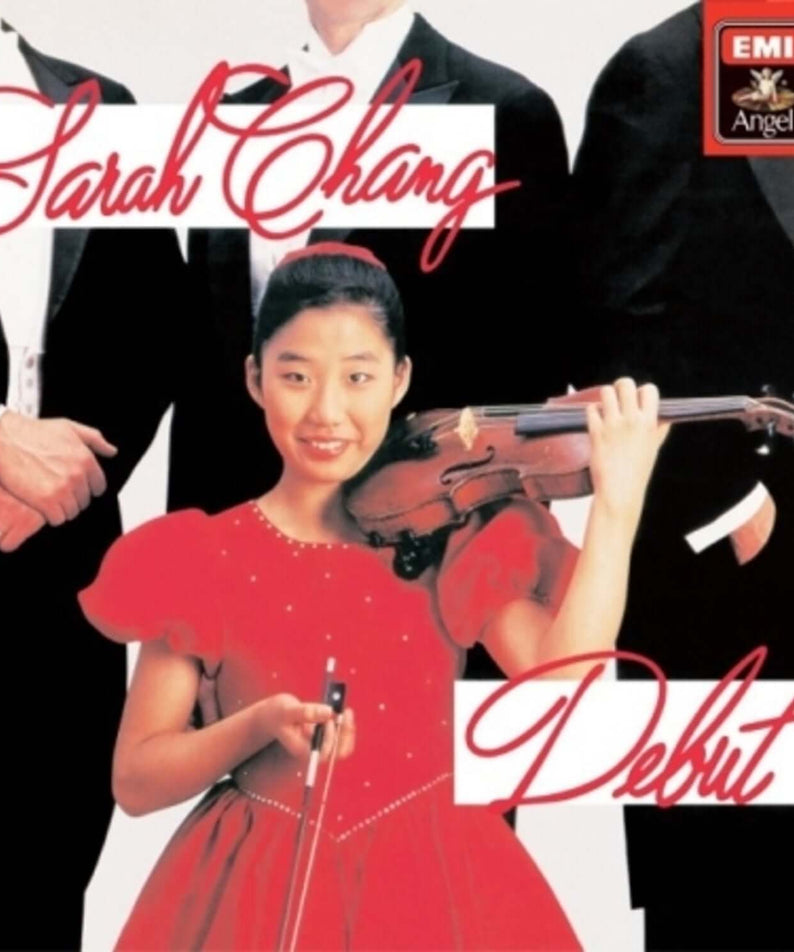 SARAH CHANG - [DEBUT] - Album Kpop : Sarah Chang en rouge, violon, affiche EMI Angel, groupe sur fond noir