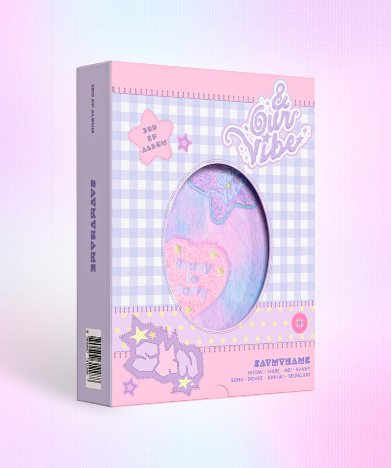 SAY MY NAME - &Our Vibe (OUR VIBE Ver.) - Album Kpop, boîtier violet pastel “&Our Vibe” sur fond rose, fan de K-pop