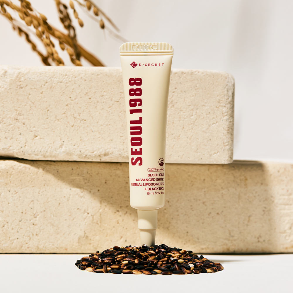 SEOUL 1988  Advanced Retin-R Shot 15ml, tube sur pierre beige, graines de café au premier plan, marque K-Secret