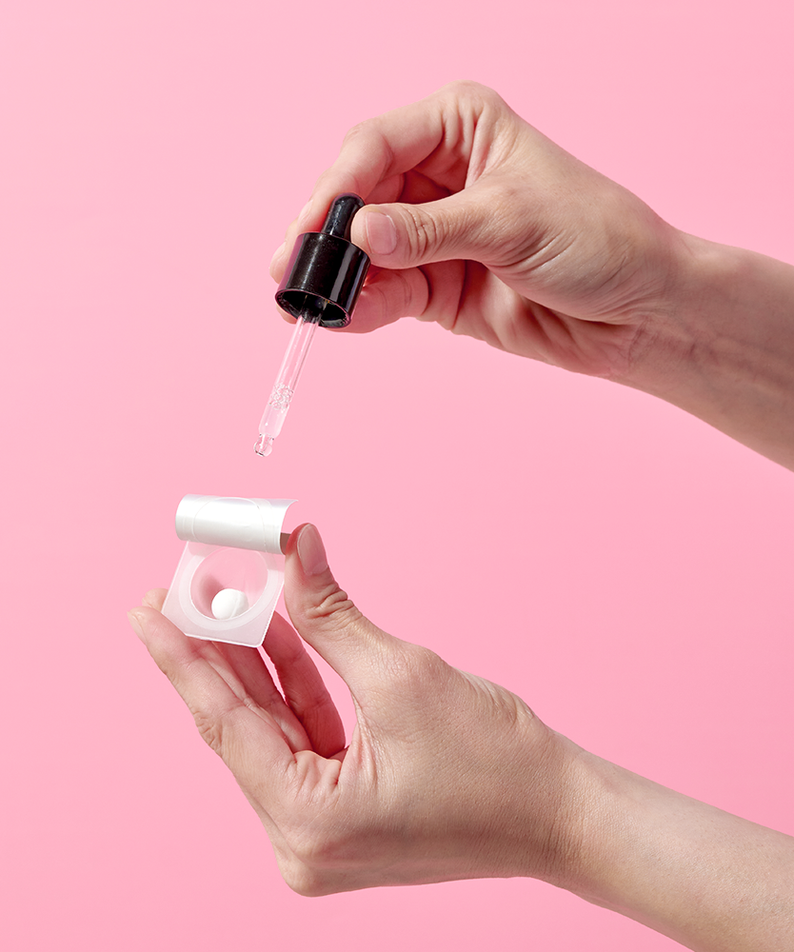 SEOUL 1988  Collagen Boosting Ball : main tenant le sérum, esthétique rose, fond pastel, marque visible.