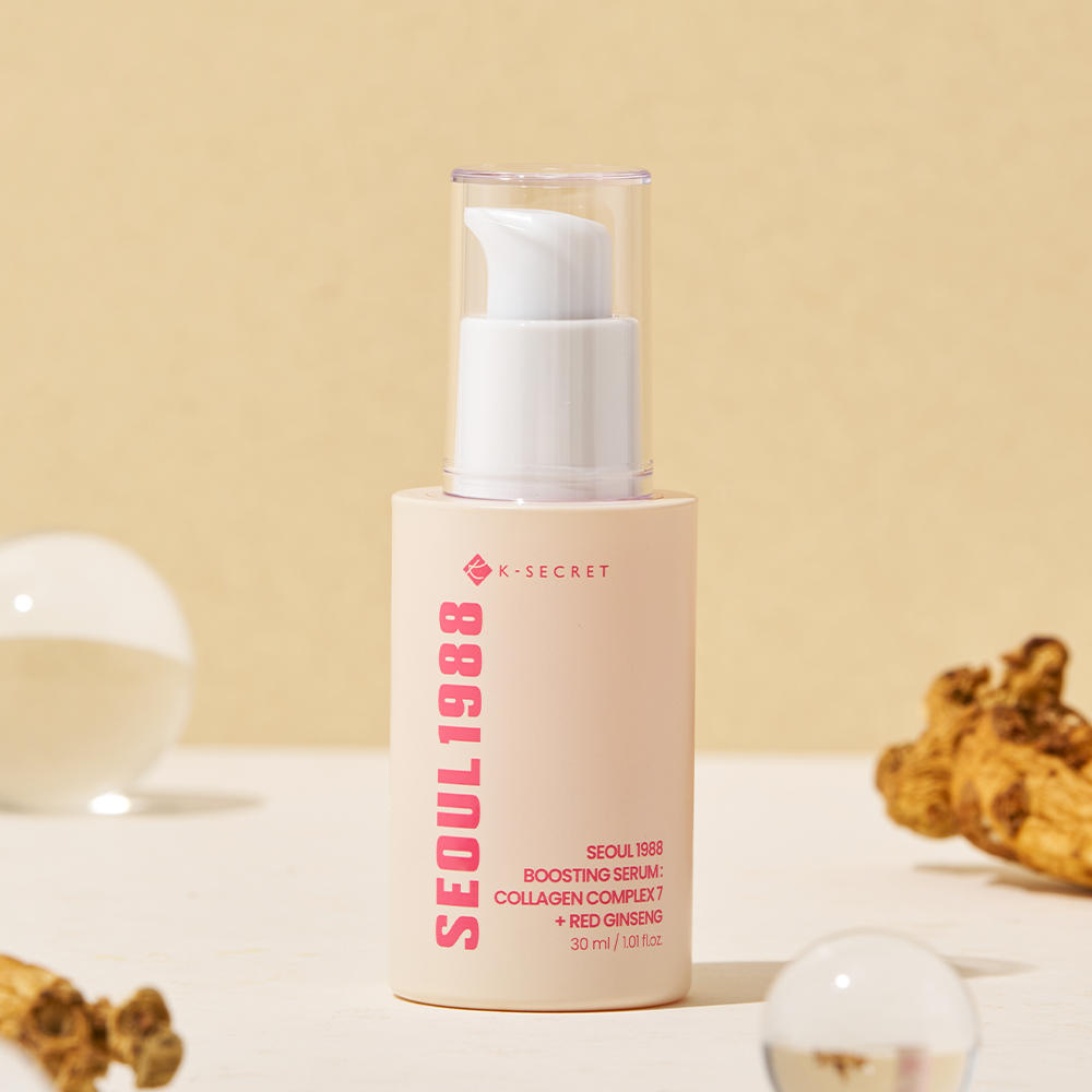 SEOUL 1988  Collagen Boosting Serum 30ml, K-SECRET : flacon beige sur table beige avec bulles et déco studio.