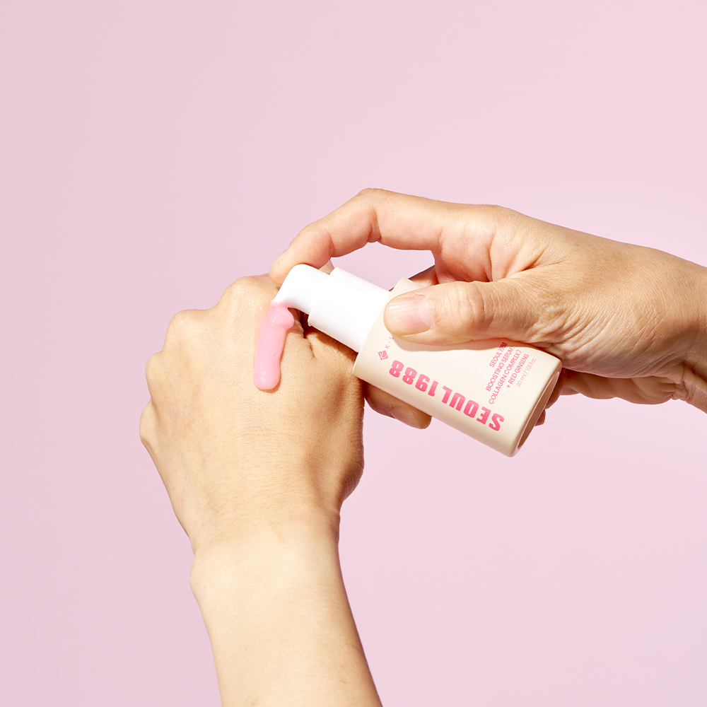 SEOUL 1988  Collagen Boosting Serum 30ml, mains tenant le flacon sur fond rose, visuel produit beauté.
