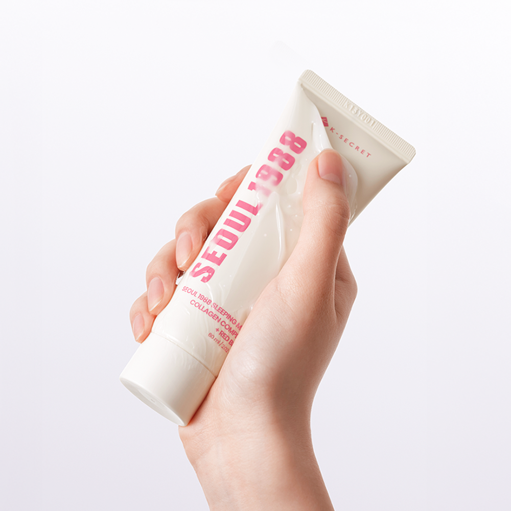 SEOUL 1988  Collagen Sleeping Mask 60ml : tube de masque au collagène, main l’applique sur peau, fond clair.