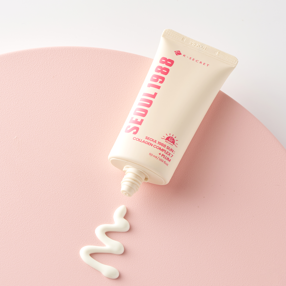 SEOUL 1988  Collagen Sun Lotion 50ml, tube crème solaire sur fond rose, texture de lotion crème en gouttes.