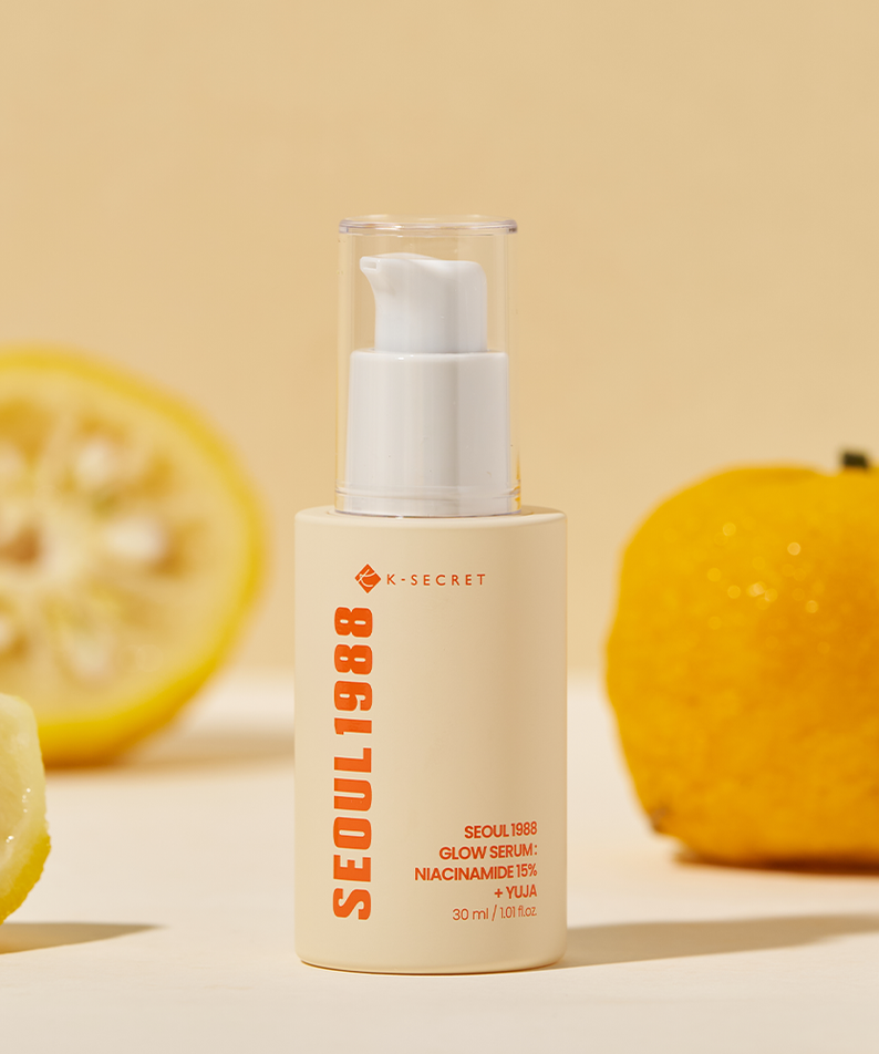 SEOUL 1988  Niacin Yuja Serum 30ml de K-Secret sur fond jaune, avec citrons et yuzu en contexte visuel.