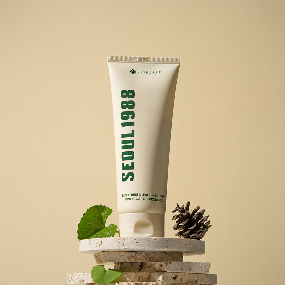 SEOUL 1988 Pine Cica Cleansing Foam 150ml : tube crème sur fond beige, feuilles et pommes de pin en décor.