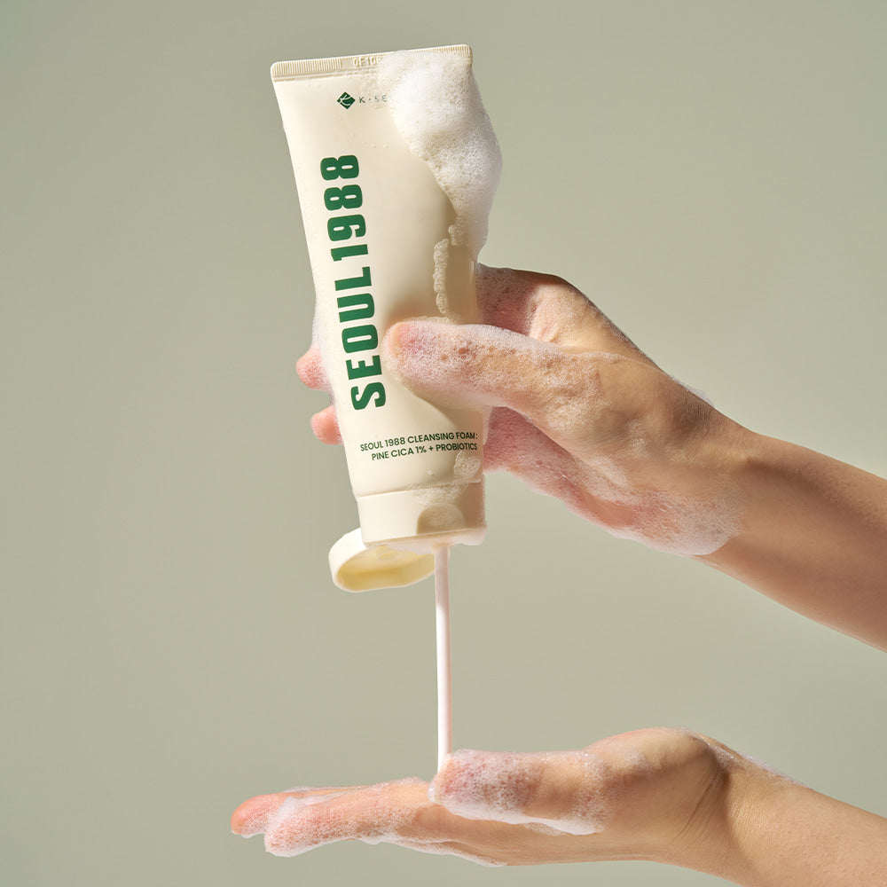 SEOUL 1988 Pine Cica Cleansing Foam 150ml en main, mousse sur peau, contexte visuel salle de bain, marque Seoul 1988