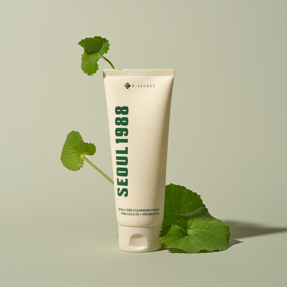 SEOUL 1988 Pine Cica Cleansing Foam 150ml, tube K-SECRET sur fond beige, feuilles de cica vertes, vue produit.