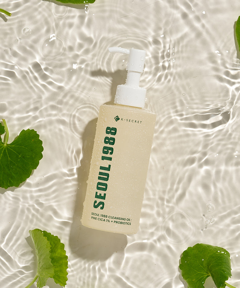 SEOUL 1988 Pine Cica Cleansing Oil 200ml, bouteille sur fond d’eau et feuilles vertes, marque Seoul 1988