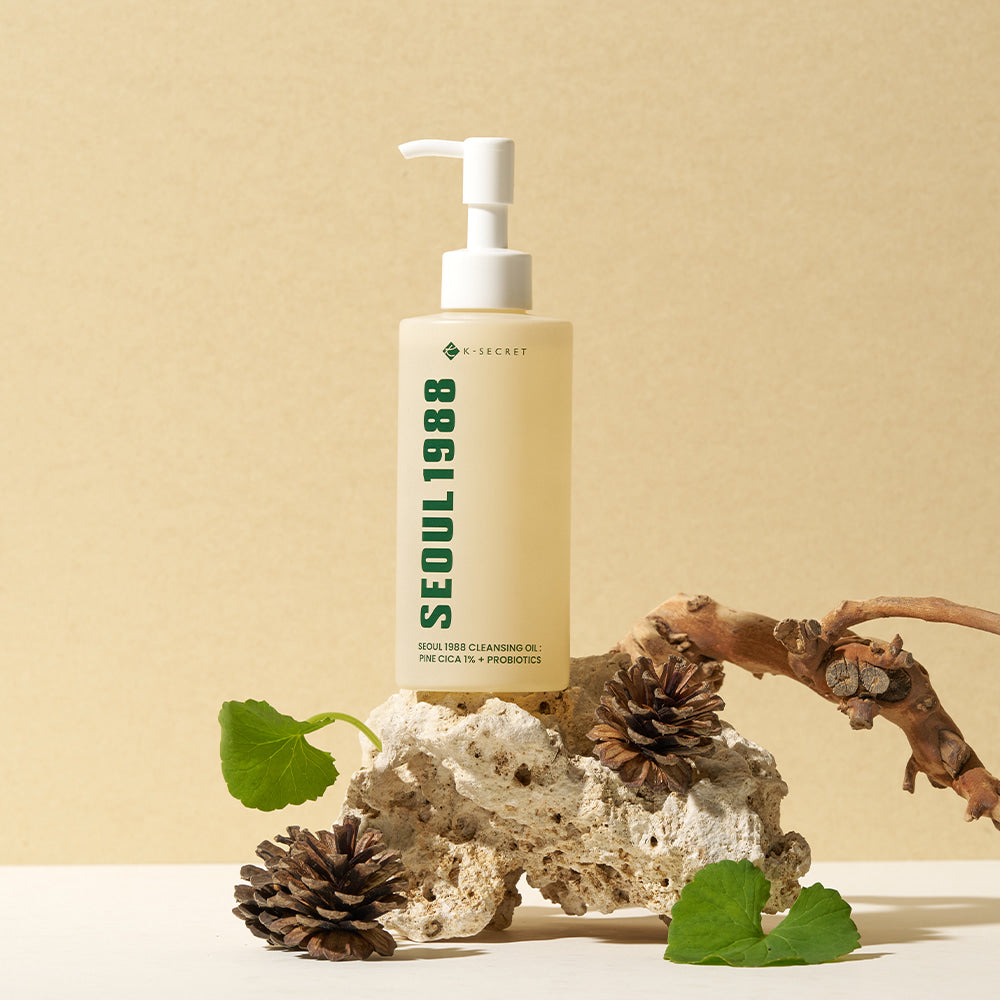 SEOUL 1988 Pine Cica Cleansing Oil 200ml, flacon pompe sur fond beige, avec feuilles de pin et fleurs décoratives.
