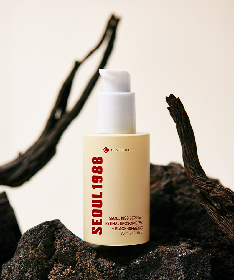 SEOUL 1988 Retinal Black Ginseng Serum 30ml, flacon sur roche avec ginseng noir séché, marque K-Secret, fond beige.