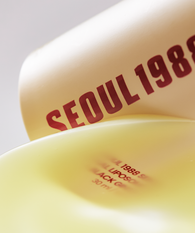 SEOUL 1988 Retinal Black Ginseng Serum 30ml, flacon jaune crème sur fond clair, marque SEOUL 1988 en gros logo