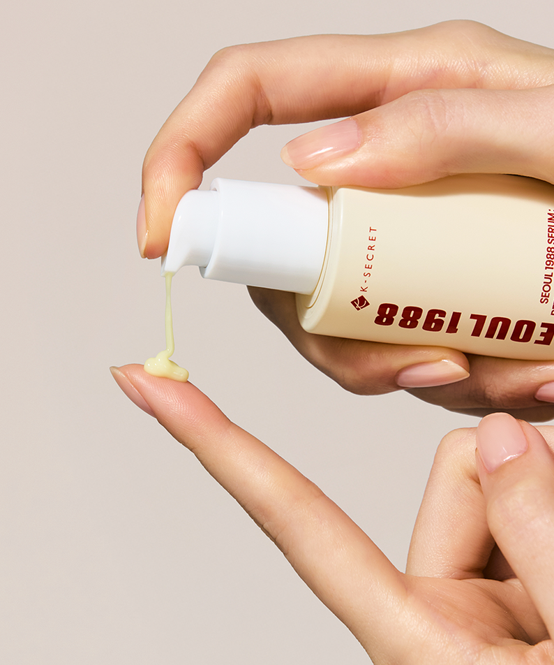 SEOUL 1988 Retinal Black Ginseng Serum 30ml, marque sur flacon, main verse goutte, contexte beauté fond clair