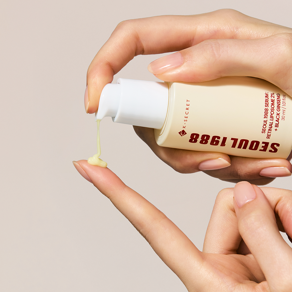 SEOUL 1988 Retinal Black Ginseng Serum 30ml, marque sur flacon, main verse goutte, contexte beauté fond clair