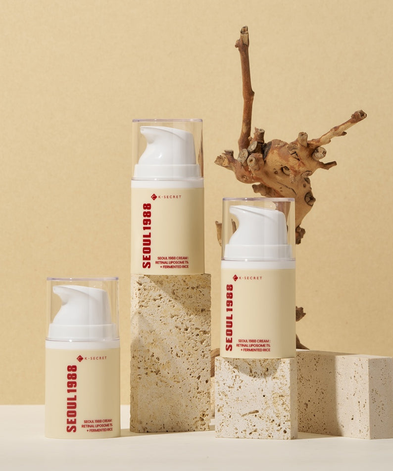 Trois bouteilles de SEOUL 1988 Retinal Fermented Rice Cream sur des blocs texturés beige avec fond en bois et mura beige.