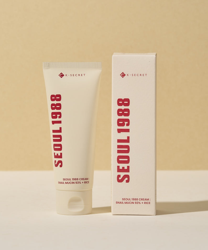 SEOUL 1988 Snail 93 Cream 100ml K-SECRET, crème aux escargots en tubes blanc et rouge sur fond beige.