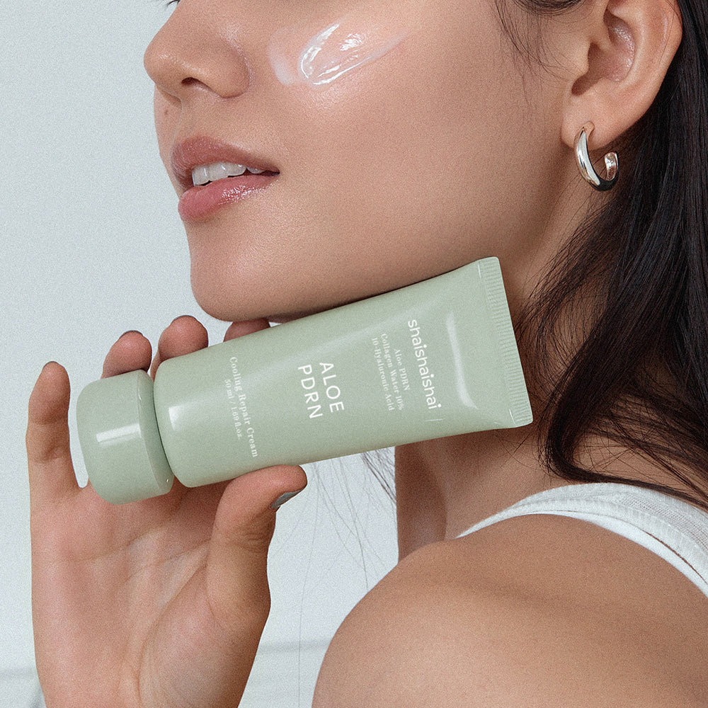 SHAISHAISHAI [1+] Aloe PDRN Cooling Repair Cream 50ml, crème au gel d’aloe sur peau, en tube vert sur fond clair