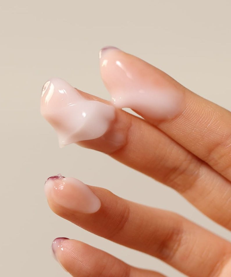 SHAISHAISHAI [1+] Aloe PDRN Cooling Repair Cream 50ml, tube appliqué en crème fraîche sur la main, texture gel d’aloe.