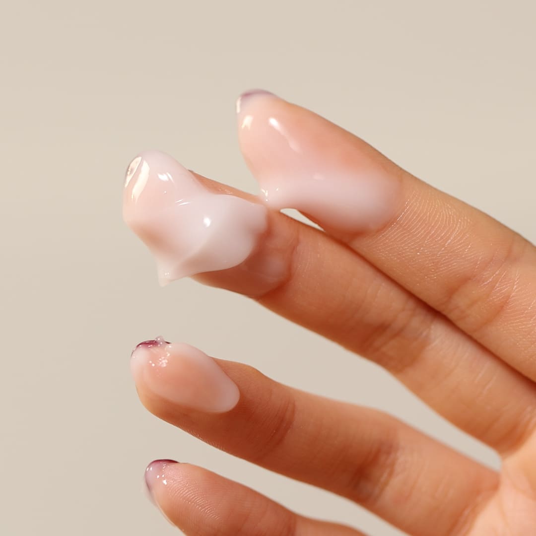 SHAISHAISHAI [1+] Aloe PDRN Cooling Repair Cream 50ml, tube appliqué en crème fraîche sur la main, texture gel d’aloe.