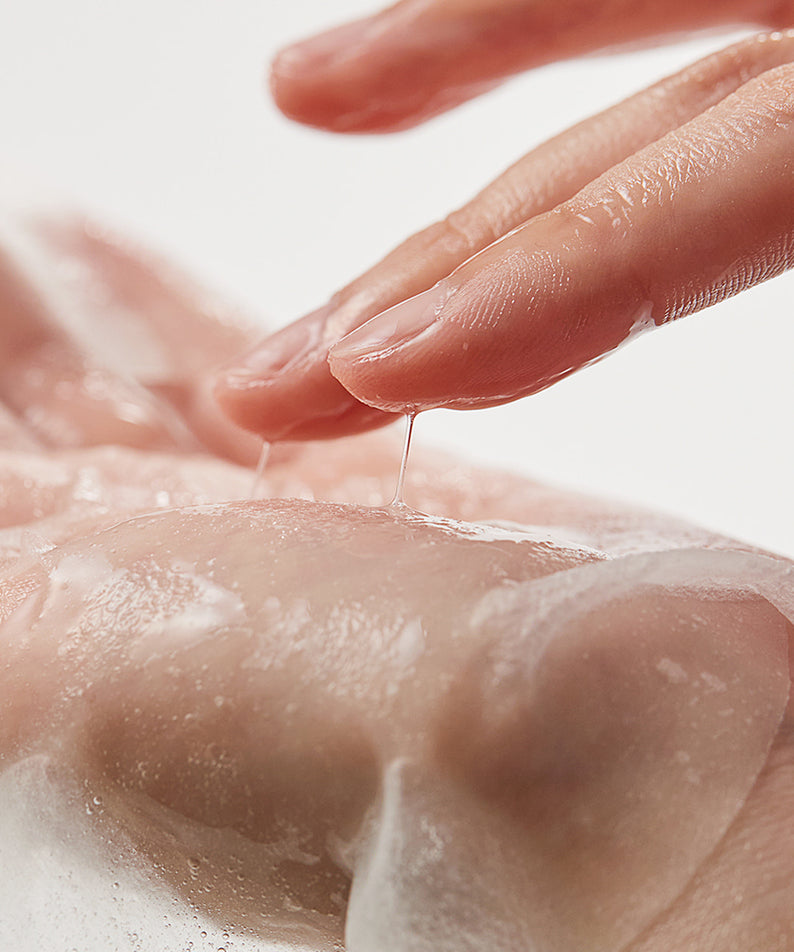 SHAISHAISHAI [10+10]Aloe PDRN Cooling Gel Pads Mask 10 Sheets, gel aloe frais appliqué sur la peau, gros plan.
