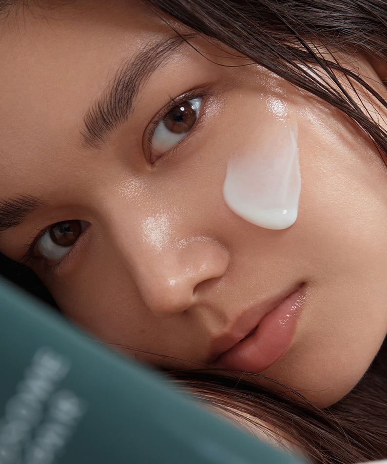 SHAISHAISHAI Liposome Repair Milky Cream 50ml : visage avec texture crème, goutte blanche, gros plan beauté.
