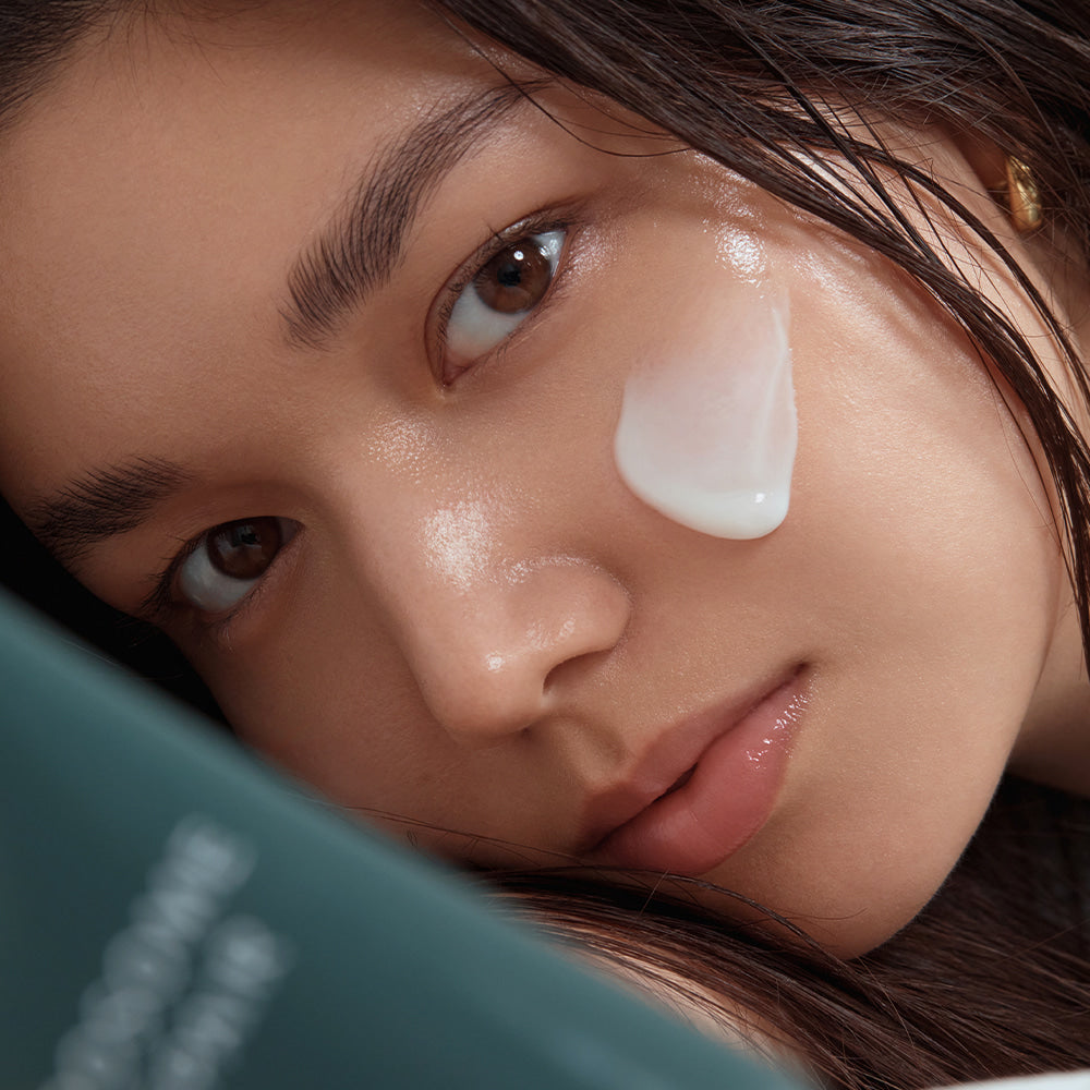 SHAISHAISHAI Liposome Repair Milky Cream 50ml : visage avec texture crème, goutte blanche, gros plan beauté.