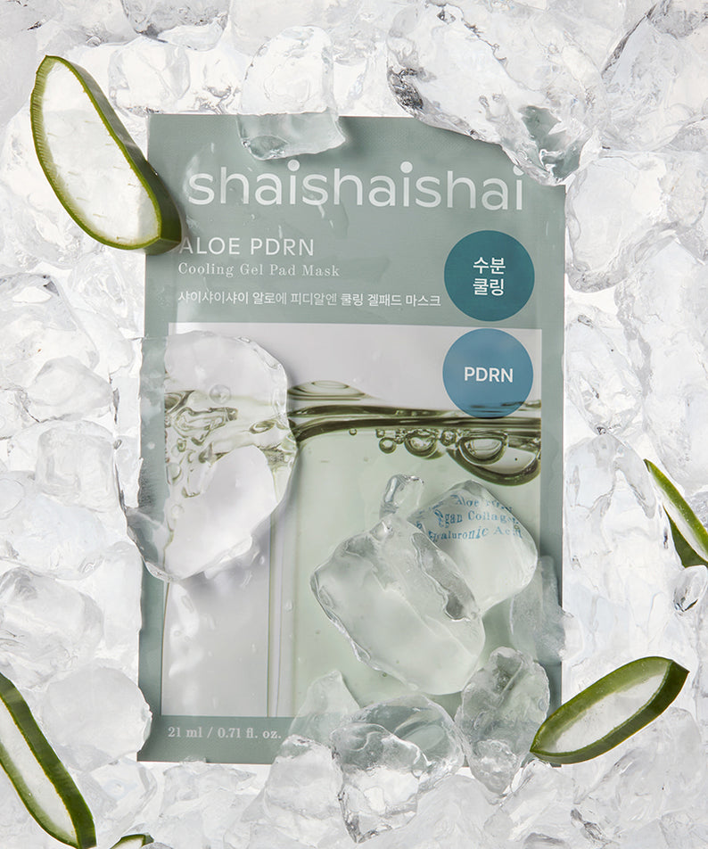 Masque SHAISHAISHAI [10+10]Aloe PDRN Cooling Gel Pads 10 feuilles entouré de glaçons et tranches d'aloe vera. Soin du visage rafraîchissant.