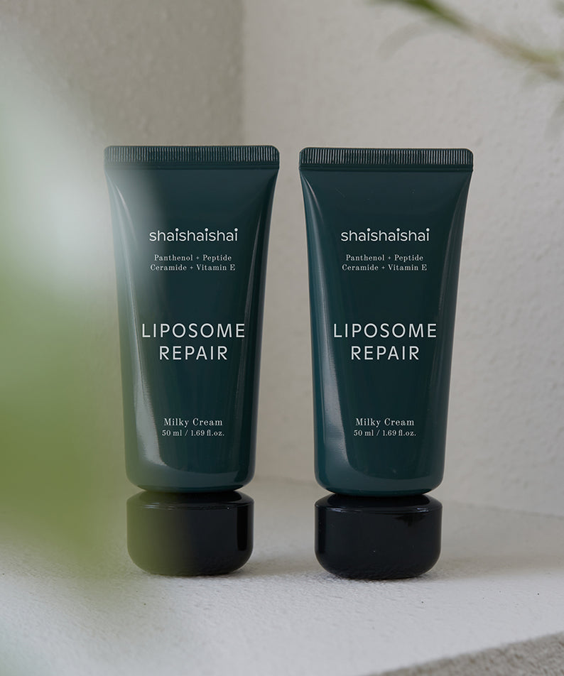 Deux tubes de SHAISHAISHAI Liposome Repair Milky Cream 50ml posés sur une étagère blanche, crème réparatrice pour la peau.