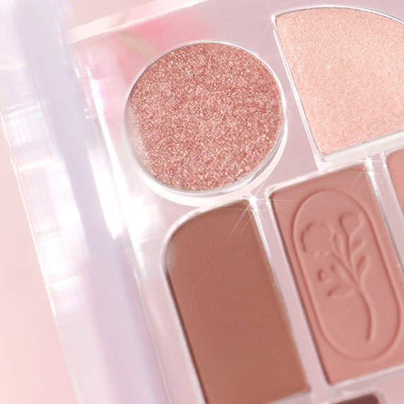 SIM;PLAIN Eye Palette, fards brillants en palette maquillage sur fond rose lumineux, gros plan produit
