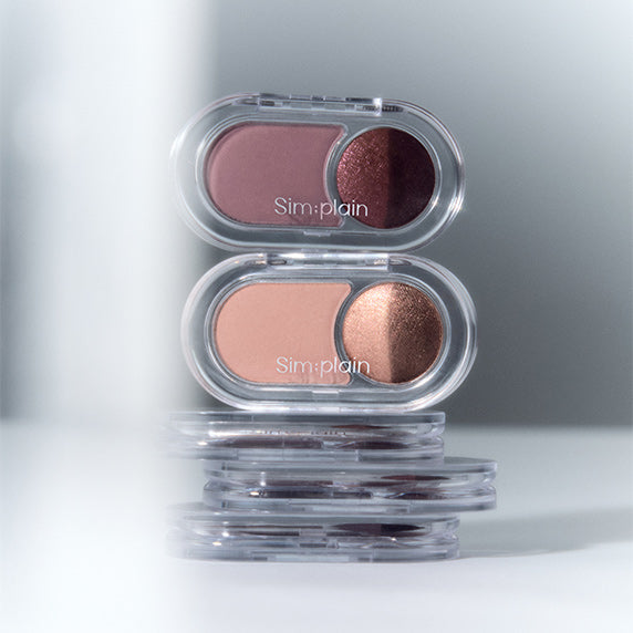 SIM;PLAIN Gleam On Eyes, fards dans leur boîtier transparent, reflets et maquillage sur fond clair