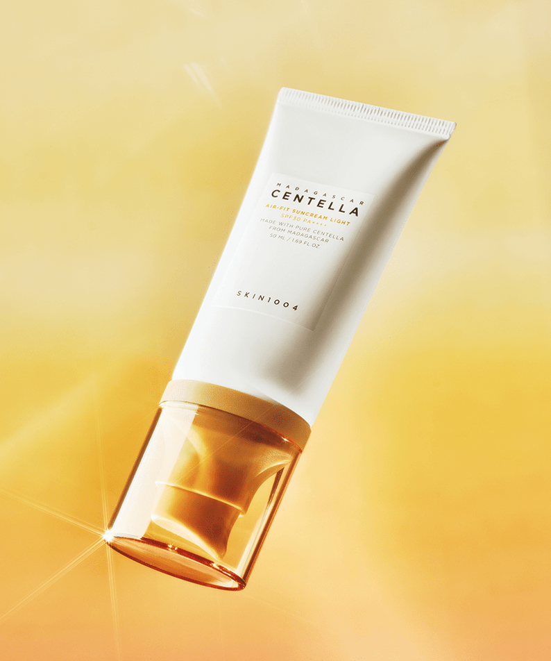 SKIN1004 Madagascar Centella Air-fit Sunscreen Light 50ml, tube de crème solaire sur fond jaune lumineux.