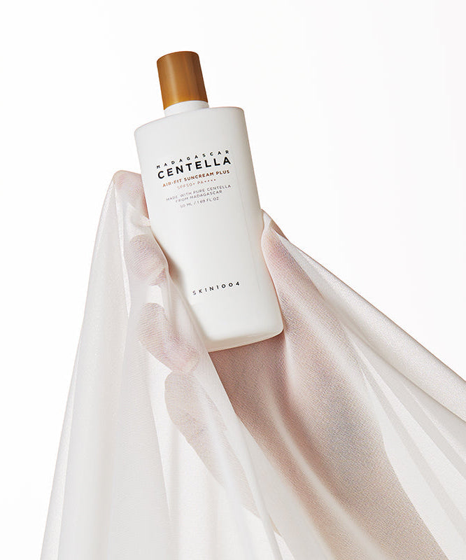 SKIN1004 Madagascar Centella Air-fit Sunscreen Plus 50ml : flacon crème solaire de la marque sur fond clair, texture légère visible.