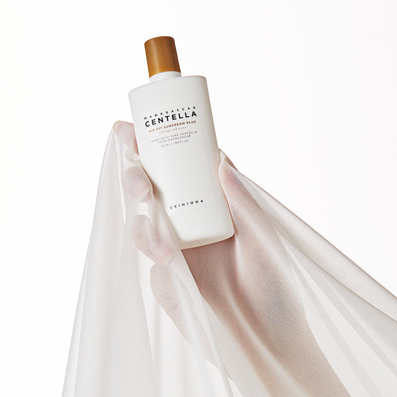 SKIN1004 Madagascar Centella Air-fit Sunscreen Plus 50ml : flacon crème solaire de la marque sur fond clair, texture légère visible.
