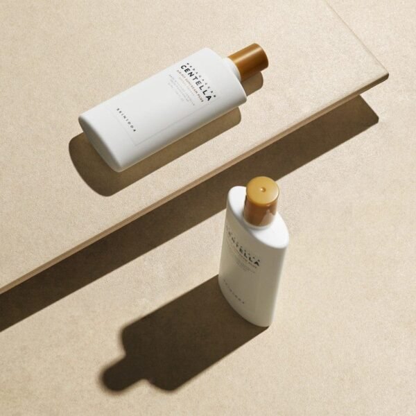 SKIN1004 Madagascar Centella Air-fit Sunscreen Plus 50ml de SKIN1004, flacons sur tablette beige, contexte esthétique minimaliste.