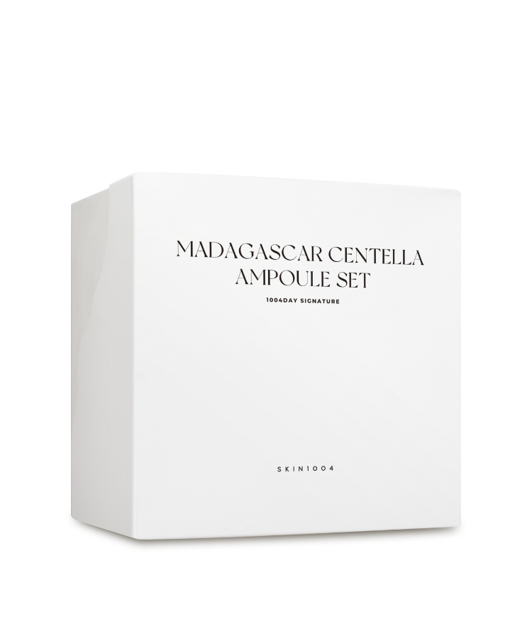 SKIN1004 Madagascar Centella Ampoule Set - 1004 Day Signature, coffret blanc; produit phare SKIN1004 sur fond noir.