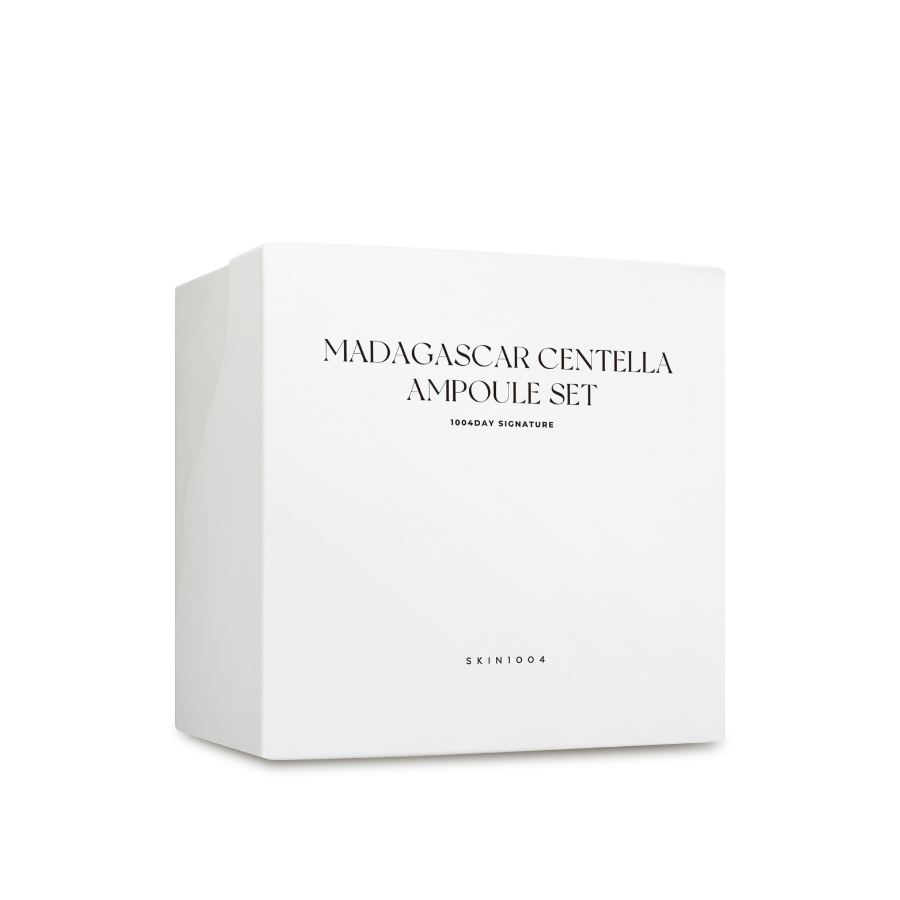 SKIN1004 Madagascar Centella Ampoule Set - 1004 Day Signature, coffret blanc; produit phare SKIN1004 sur fond noir.
