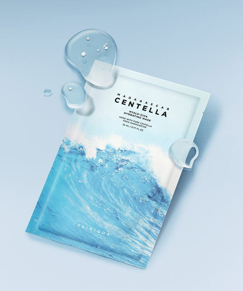 SKIN1004 Madagascar Centella Hyalu-Cica Acid Hydrating Mask 23ml [5 sheets] — masque en tissu SKIN1004 sur fond bleu, flacons